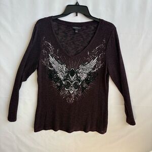 Rock & Republic Plum V-Neck Long Sleeve Top w/Winged Graphic. Size L INV25/474
